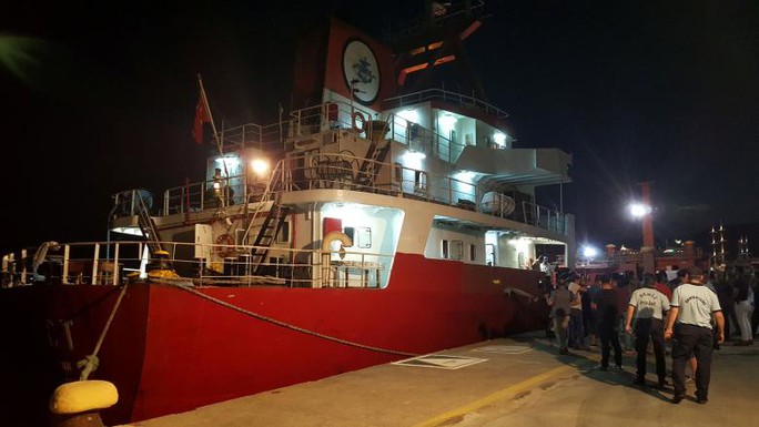 Cảnh sát biển Hy Lạp bắn thủng lỗ chỗ tàu Thổ Nhĩ Kỳ - Ảnh 1.