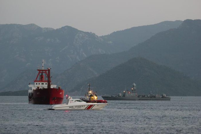 Cảnh sát biển Hy Lạp bắn thủng lỗ chỗ tàu Thổ Nhĩ Kỳ - Ảnh 2.