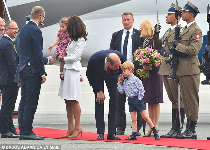 Hoàng tử bé George líu ríu tại sân bay Ba Lan siêu dễ thương - Ảnh 4.