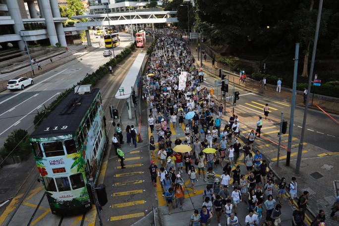 Hồng Kông: Hàng chục ngàn người đòi thả 3 thủ lĩnh sinh viên - Ảnh 2.