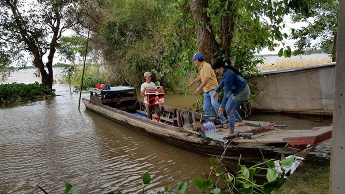 Sướng gì bằng ăn cá linh ngay đồng nước nổi - Ảnh 2.