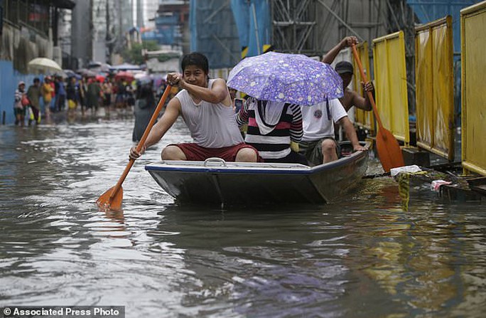 Bão vừa đổ bộ, người dân Philippines ngụp lặn trong nước lũ - Ảnh 2.