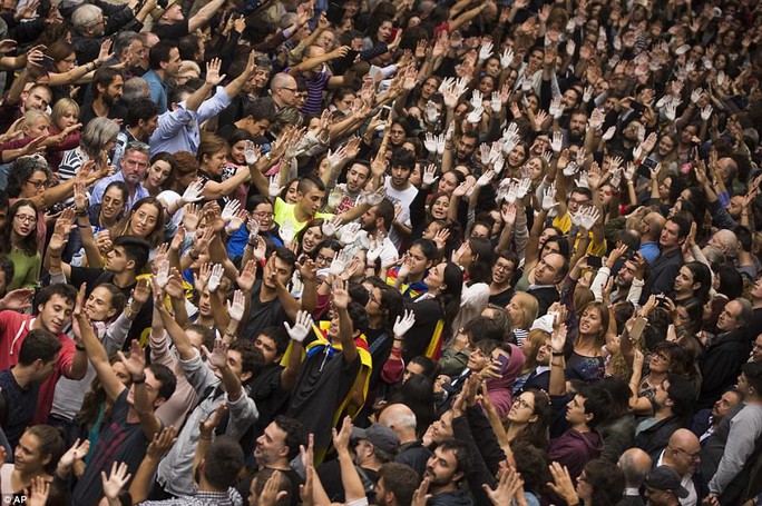 
Hàng ngàn người biểu tình ở Catalonia. Ảnh: AP
