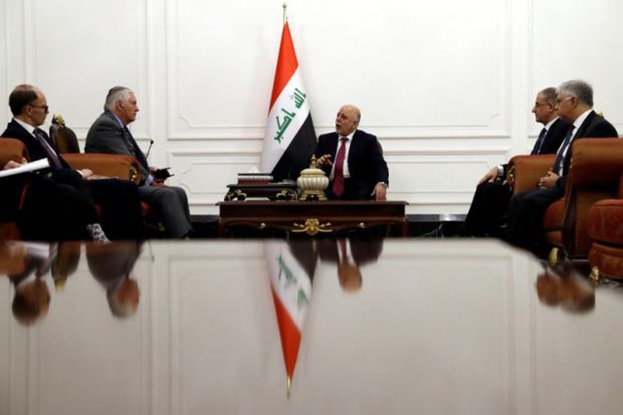 
Ông Abadi (giữa) gặp ông Tillerson (trái). Ảnh: Reuters
