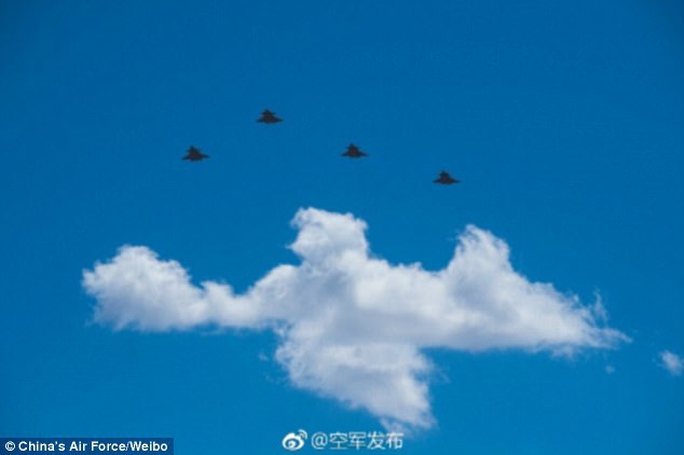 Trung Quốc khoe ảnh hiếm về chiến đấu cơ tàng hình bị nghi mượn thiết kế Mỹ - Ảnh 2.