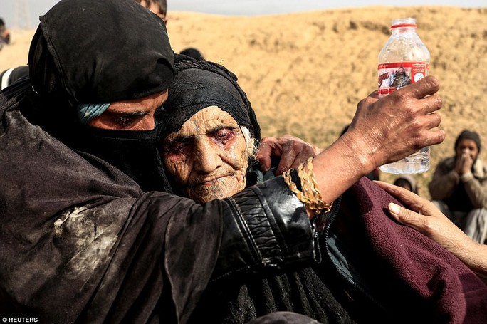 Những hình ảnh đau thương về cuộc chiến chống IS - Ảnh 3.