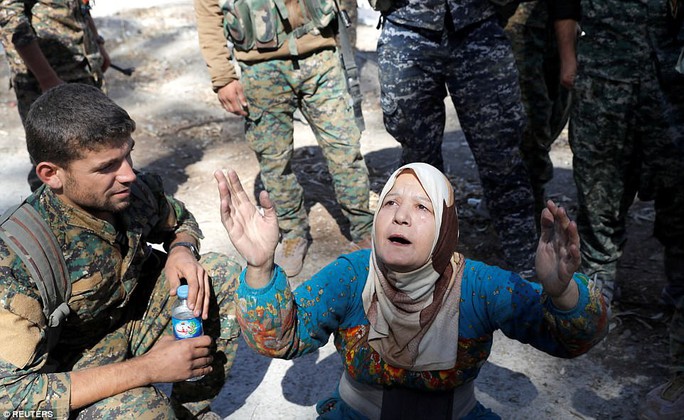 Những hình ảnh đau thương về cuộc chiến chống IS - Ảnh 7.