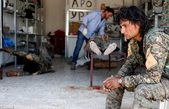 Những hình ảnh đau thương về cuộc chiến chống IS - Ảnh 9.