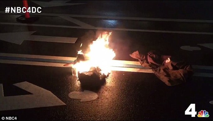 Ông ấy đã đốt quần áo trên đường. Ảnh: NBC4