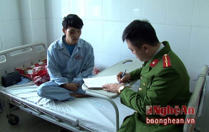 
Em Đặng Trọng Đại tại bệnh viện Đa khoa Nghệ An
