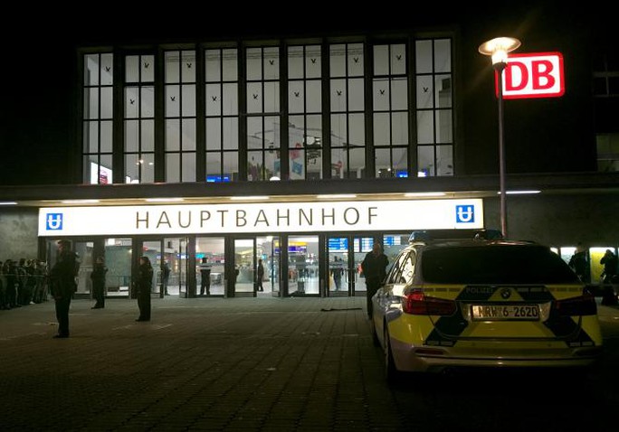 Cảnh sát phong tỏa nhà ga Hauptbahnhof sau vụ tấn công. Ảnh: REUTERS