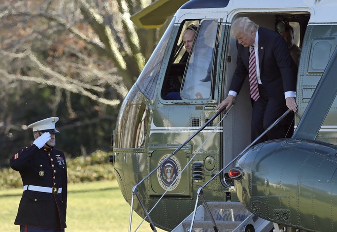 Ông Trump cũng đã có chuyến bay trải nghiệm đầu tiên trên chiếc trực thăng tổng thống Marine One. Ảnh: AP