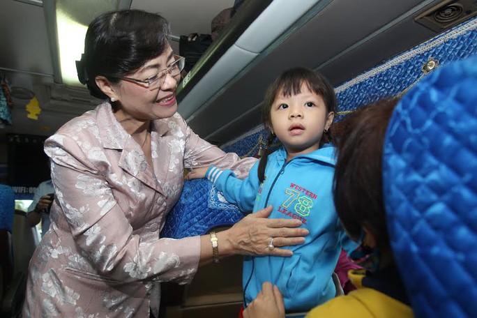 
Bà Nguyễn Thị Quyết Tâm, Phó Bí thư Thành ủy, Chủ tịch Hội đồng Nhân dân TP HCM, thăm hỏi con công nhân tại lễ tiễn sáng 22-1 Ảnh: HOÀNG TRIỀU
