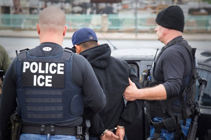 
Cơ quan di trú và hải quan Mỹ (ICE) đã bắt giữ hàng trăm người nhập cư trái phép trong đợt truy quét kèo dài 5 ngày vào tuần này. Ảnh: Reuters
