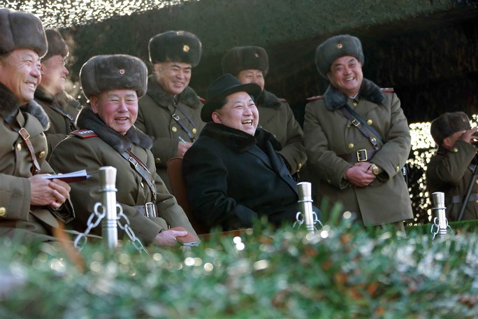 
Lãnh đạo Kim Jong-un giám sát cuộc tập trận ở Bình Nhưỡng. Ảnh: Rex
