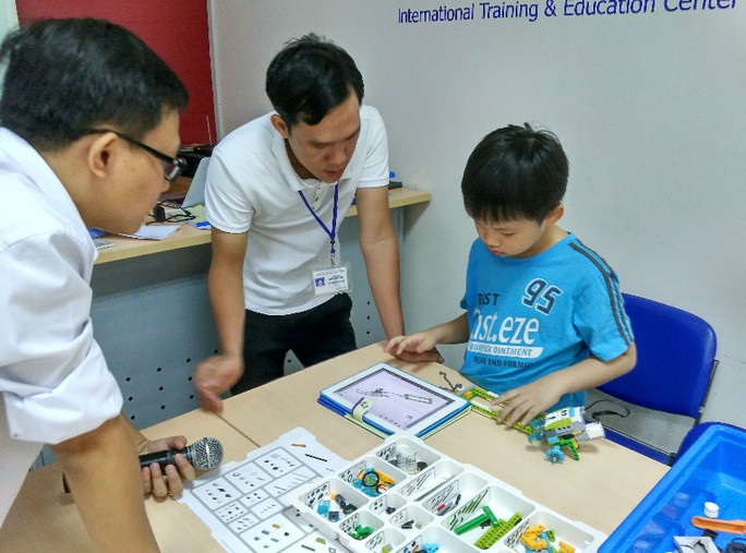 
Kỹ sư nhí trong giờ học tại CLB Robotics của Trường ĐH Khoa học Tự nhiên TP HCM
