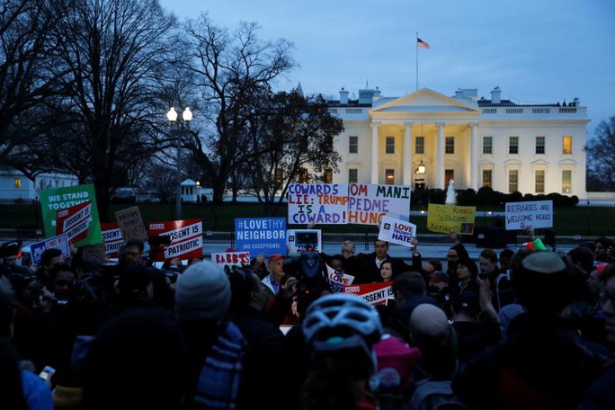 
Người biểu tình tuần hành phản đối lệnh cấm nhập cư của Tổng thống Trump ở khu vực bên ngoài Nhà Trắng. Ảnh: Reuters
