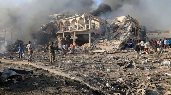 Thế giới sững sờ trước vụ đánh bom kép ở Somalia - Ảnh 3.