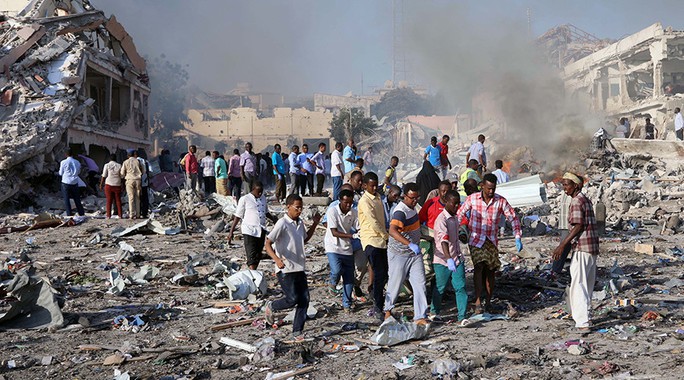 Thế giới sững sờ trước vụ đánh bom kép ở Somalia - Ảnh 2.