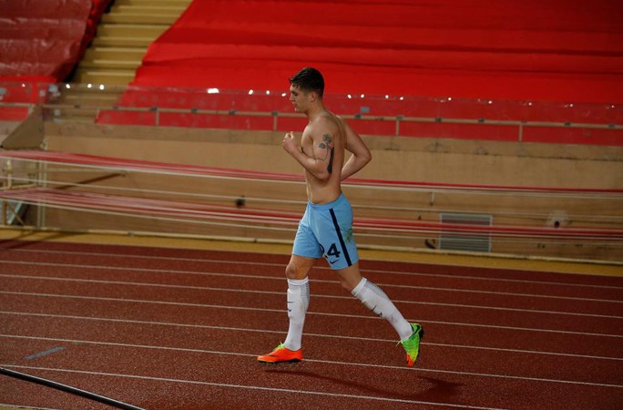 
John Stones rời sân Louis II đầy thất vọng
