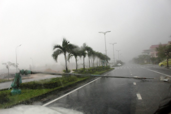 Phú Yên ách tắc, 6 người chết, mất tích vì bão số 12 - Ảnh 5.