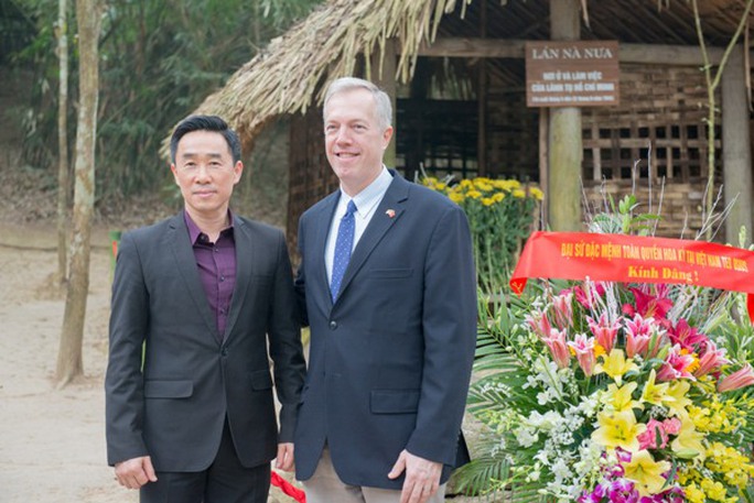 
Đại sứ Osius và Phó Chủ tịch UBND tỉnh Tuyên Quang Nguyễn Hải Anh chụp ảnh tại lán Nà Nưa
