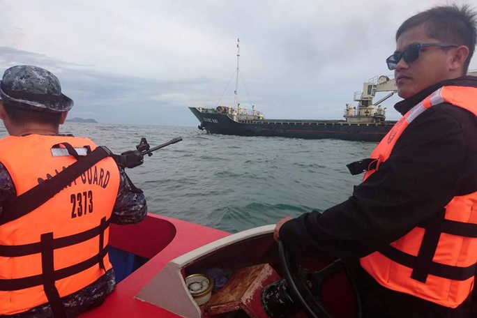 
Lực lượng tuần duyên Philippines hộ tống một tàu bị cướp biển tấn công ngoài khơi quần đảo Sulu hồi tháng 2 Ảnh: REUTERS
