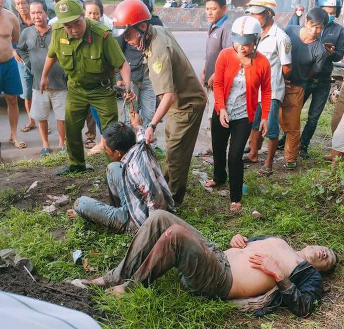 Nghi trộm chó, 2 thanh niên bị đánh và đốt xe - Ảnh 2.