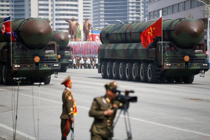 
Tên lửa đạn đạo liên lục địa tại cuộc duyệt binh ở Bình Nhưỡng hôm 15-4. Ảnh: Reuters
