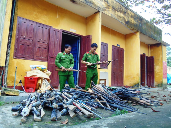
Người dân huyện Nam Giang tự nguyện giao nộp hàng trăm khẩu súng
