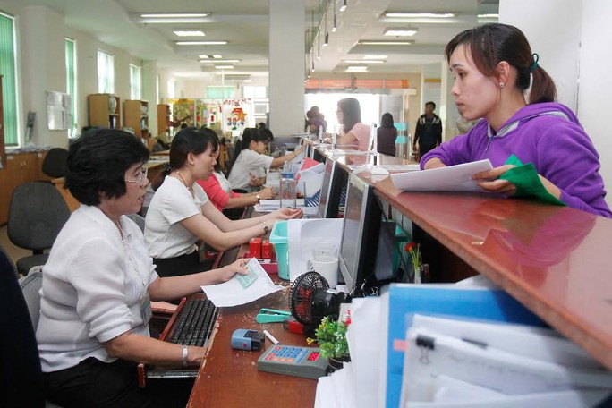 
Người dân làm thủ tục BHXH tại BHXH TP HCM Ảnh: HOÀNG TRIỀU
