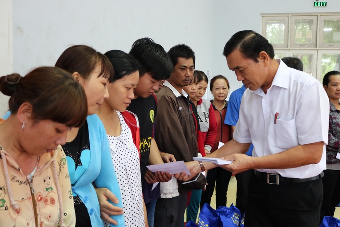 
Ông Nguyễn Văn Nế, Chủ tịch LĐLĐ huyện Củ Chi, trao quà cho CNVC-LĐ khó khăn
