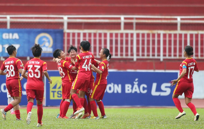 sân trơn bóng ướt