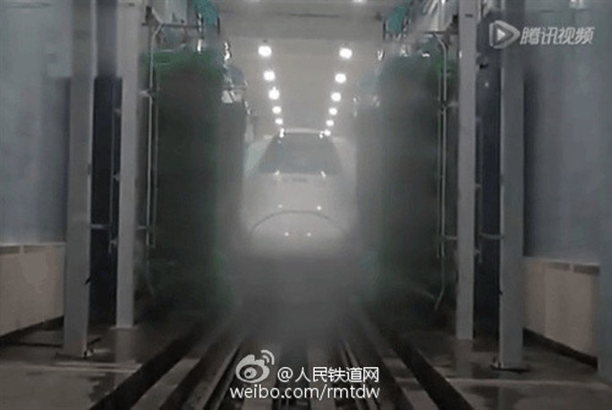 
Tàu cao tốc ở Trung Quốc luôn được lau chùi sạch sẽ cuối ngày. Ảnh: Shanghaiist
