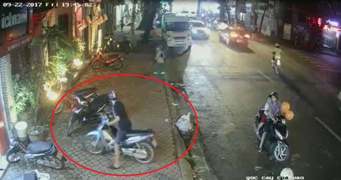 Bất ngờ với đôi nam nữ chở trẻ em trộm xe máy trên phố - Ảnh 1.