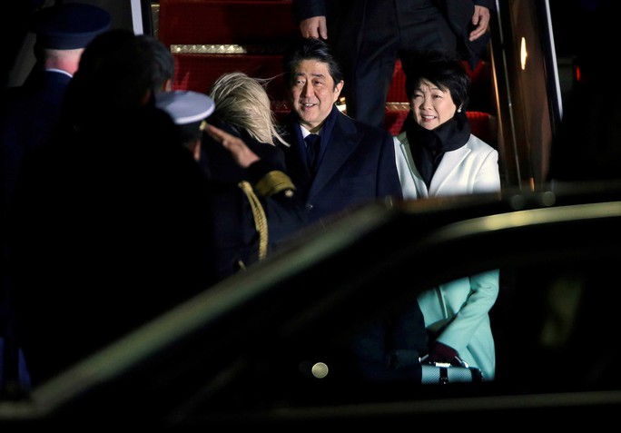 Thủ tướng Nhật Shinzo Abe và phu nhân Akie Abe tới Mỹ hôm 9-2, bắt đầu chuyến thăm kéo dài 3 ngày Ảnh: REUTERS Thủ tướng Nhật Shinzo Abe và phu nhân Akie Abe tới Mỹ hôm 9-2, bắt đầu chuyến thăm kéo dài 3 ngày Ảnh: REUTERS