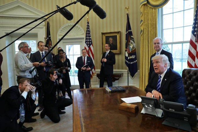 
Tổng thống Mỹ Donald Trump trao đổi với báo giới tại Nhà Trắng sau khi Trumpcare bị rút lại trước giờ bỏ phiếu Ảnh: REUTERS
