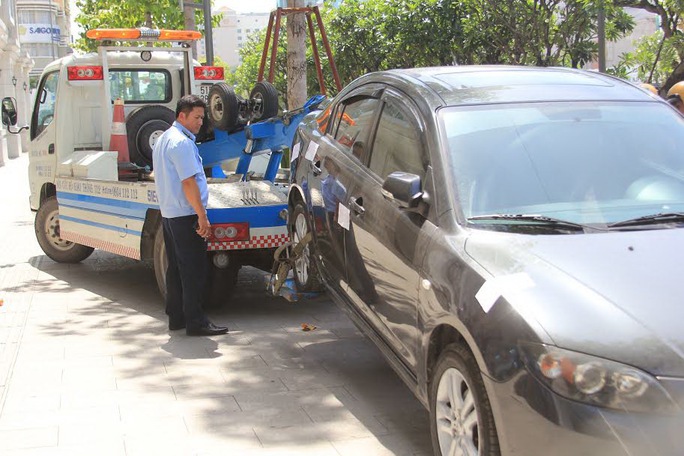 
Ô tô đậu trên vỉa hè đường Nguyễn Huệ bị cẩu đi
