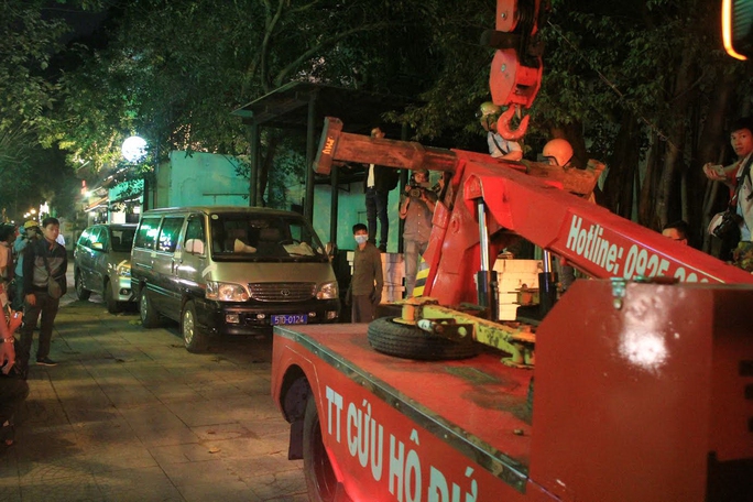 Lực lượng chức năng cẩu xe đậu trên vỉa hè đường Nam Kỳ Khởi NghĩaẢnh: Sỹ Đông