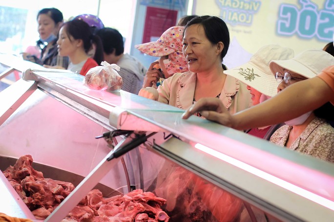 Chen nhau mua thịt heo cực rẻ 25.500 đồng/kg - Ảnh 9.