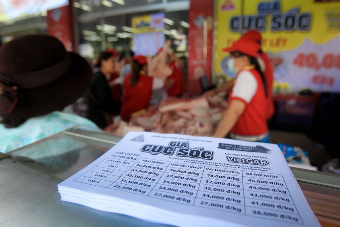 Chen nhau mua thịt heo cực rẻ 25.500 đồng/kg - Ảnh 5.