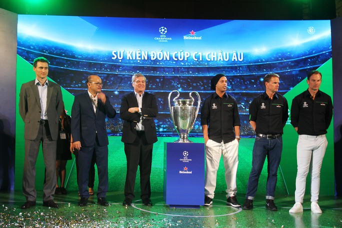 3 danh thủ chụp ảnh cho lễ rước cúp UEFA Champions League