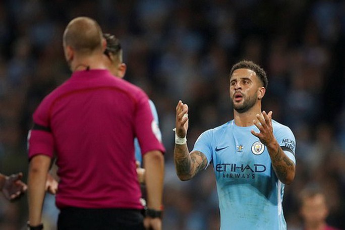 Sao Man City giữa mùa cách ly vẫn đưa 2 gái gọi về nhà - Ảnh 1. Sao Man City giữa mùa cách ly vẫn đưa 2 gái gọi về nhà - Ảnh 1.