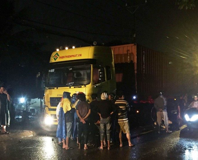 Nhiều người dân cho biết họ rất bức xúc trước tình trạng xe có tải trọng lớn lưu thông vào giờ cấm trên đường Nguyễn Xiển