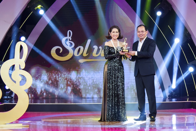 
Danh ca Ý Lan thay mặt gia đình nhận cúp Sol Vàng vinh danh sự nghiệp âm nhạc vẻ vang của nhạc sĩ Phạm Đình Chương từ ban tổ chức
