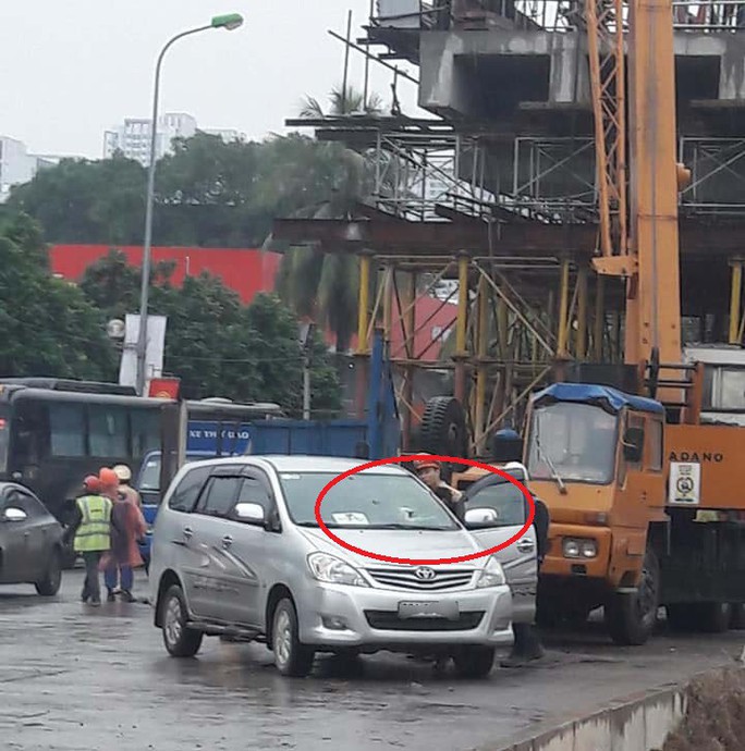 Thực hư việc xe Innova bị thanh sắt từ đường sắt trên cao rơi thủng kính trước - Ảnh 1.