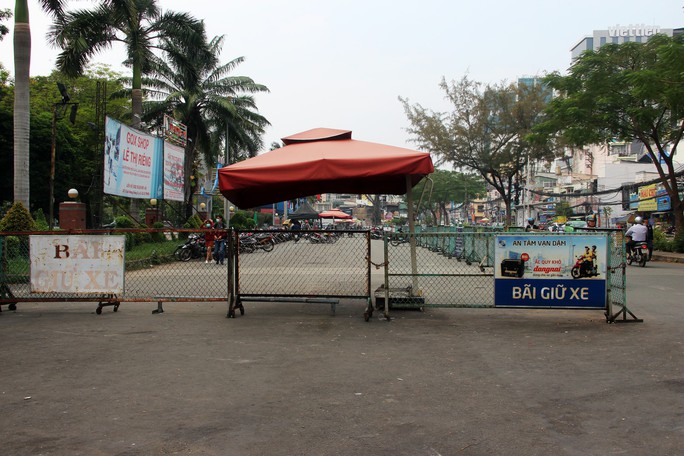 TP HCM: Nhiều bãi giữ xe vẫn trơ gan trên vỉa hè - Ảnh 1.