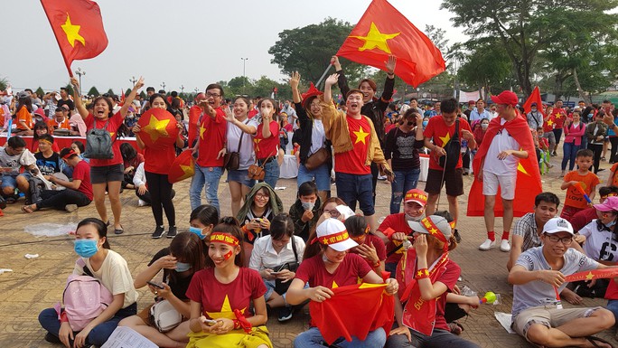 Người dân Tây Đô kéo ra bờ kè sông Hậu cổ vũ U23 Việt Nam - Ảnh 4.