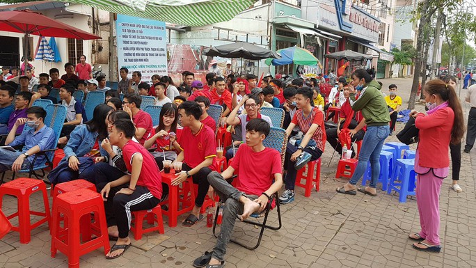 Người dân Tây Đô kéo ra bờ kè sông Hậu cổ vũ U23 Việt Nam - Ảnh 13.