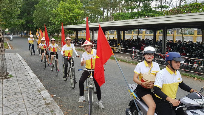 Người dân Tây Đô kéo ra bờ kè sông Hậu cổ vũ U23 Việt Nam - Ảnh 15.